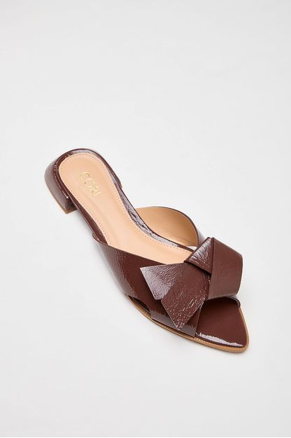 Rasteira laço verniz marrom