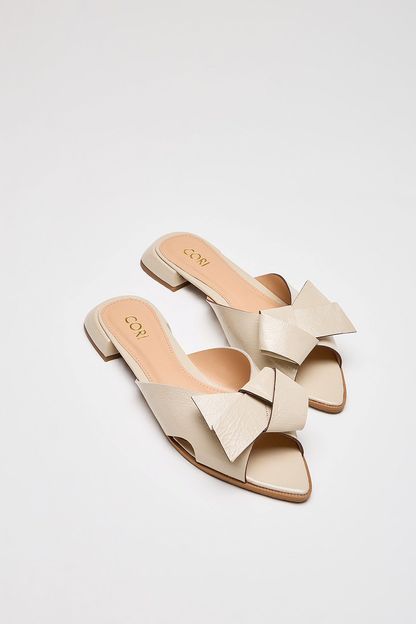 Rasteira laço verniz off white