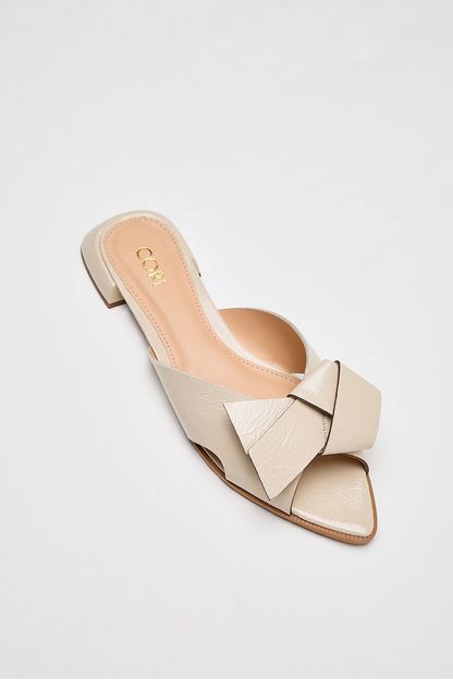 Rasteira laço verniz off white