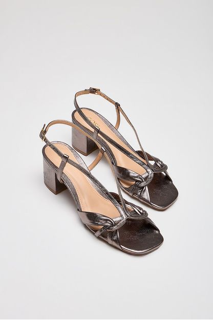 Sandália cordas salto grosso prata velho