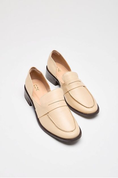 Mocassim recortes couro creme