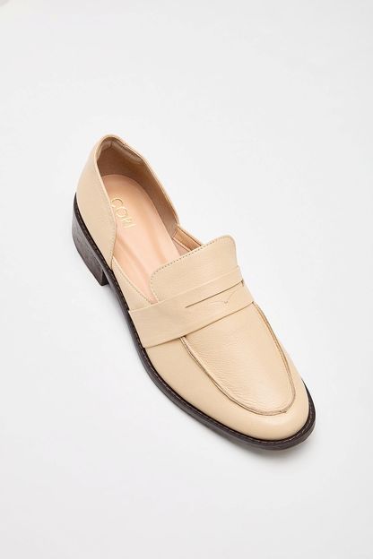 Mocassim recortes couro creme